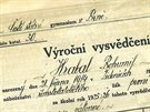 V letech 1925-26 na gymnáziu, dnes na t. Kpt. Jaroe v Brn, Hrabal propadal.