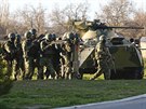 Ruská armáda obsadila vtinu vojenských základen na Krymu (24. bezna)