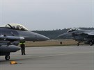 Americké a polské letouny F-16 na základn Lask