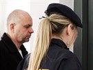 Policie pivádí Martina Ddice do jednací sín. (28. bezna 2014)