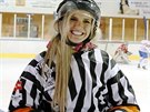 V HOKEJOVÉM. Gabriela Soukalová si v hokejovém zápase eských biatlonist...