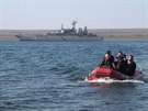 Ukrajintí vojáci odjídjí z lodi Kosantyn Olanskyj, kterou obsadili rutí...