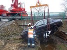 Automobil se dvma pasaéry skonil na boku v potoce pod mostkem (23. bezna...