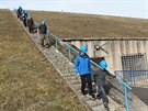 Zájemci o prohlídku vodního díla Hubenov seli z hráze po 120 schodech ke...