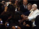 Pape Frantiek navtívil pietní setkání s píbuznými lidí, kteí zemeli rukou