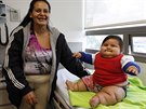 Obézní batole se svou matkou na klinice v Bogot.