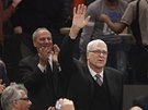 Nový prezident New York Knicks Phil Jackson dkuje fanoukm za ovace.