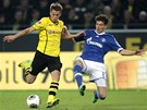 SOUBOJ. Leon Goretzka ze Schalke (vpravo) brání Erika Durma z Dortmundu. 
