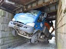 idi nákladního auta s bagrem na korb se neveel pod viadukt v Nebanicích.