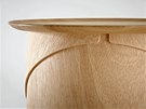 Detail spojení zavinutých ploch podnoe pedstavuje výrazný prvek stolk Wrap.