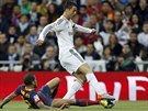 Cristiano Ronaldo z Realu Madrid obchází barcelonského  Daniho Alvese.