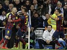 Barcelonský Andres Iniesta (vlevo) slaví se spoluhrái gól v zápase s Realem...