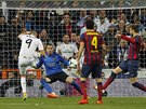 Karim Benzema (vlevo) z Realu Madrid stílí gól v souboji s Barcelonou.