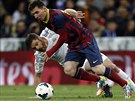 Lionel Messi (vpravo) z Barcelony se snaí pejít pes Xabiho Alonsa z Realu...