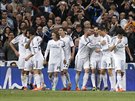 Fotbalisté Realu Madrid se radují z gólu  Karima Benzemy.
