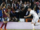 Zatímco se Karim Benzema z Realu Madrid raduje z gólu, barcelonský Javier...