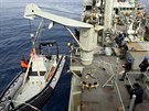 Z australské námoní lodi HMAS Success se spustil pátrací lun. V jiní ásti...