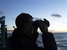 Australský námoník Mate Max Burdett hledá dalekohledem ve vodách Indického...