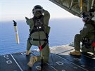 Písluníci australských vzduných sil vypoutjí z letadla Hercules C-130J...