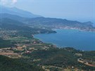 Pohled na záliv Rada di Portoferraio a Monte Capane (1019 m), nejvyí vrchol...