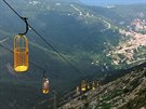 Lanovka na Monte Capane (1019 m) byla postavena v roce 2004. Turisté stojí v...