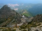 Vrcholové partie Monte Capane( 1019 m) jsou kamenité. Cesta vede pes rzn...