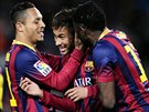 Neymar (uprosted) se se spoluhrái z FC Barcelona raduje ze svého gólu.