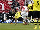Christian Gentner (tetí zleva) ze Stuttgartu pekonává gólmana Dortmundu...