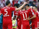 BRAVO. Hrái Bayernu Mnichov slaví gól, který vstelil Claudio Pizarro (druhý...