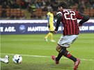 Útočník AC Milán Kaká posílá míč do sítě Chieva.