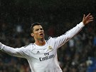 A KE HVZDÁM... Cristiano Ronaldo slaví dalí ze svých gól, tentokrát pesn...