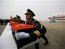 íntí vojáci si na letiti v jihokorejském Inchonu vyzvedli ostatky 437