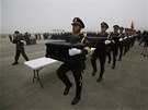 ínská armáda vyzvedla na letití v jihokorejském Ineonu ostatky bojovník z...
