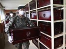 Jihkorejtí vojáci pemisují rakve s ostatky ínských voják ze hbitova v