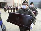 Jihkorejtí vojáci nakládají na hbitov Padu rakve s ostatky ínských voják