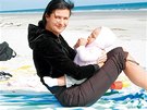 Michaela Maláová s prvorozeným potomkem, dcerou Anabel, v Jiní Karolín (2006)