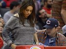 Mila Kunisová a Ashton Kutcher na basketbalovém zápase (Los Angeles, 22. bezna...