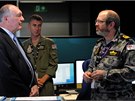 Australský vicepremiér Warren Truss a kapitán Mark Taylor konzultují pátrací