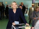 éfka krajn pravicové Národní fronty Marine Le Penová u volební urny. (23. 3.