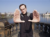 Quentin Tarantino hledá nejlepí zábr Praského hradu z mostu Legií.
