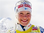 Finská biatlonistka Kaisa Mäkäräinenová s globem pro vízěku Světového poháru.