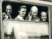 Americk atlet Jesse Owens, nizozemsk atletka Francina Elsje Blankers-Koenov, Vra slavsk a Emil Ztopek ve vlaku z Mnichova do Berchtesgadenu.