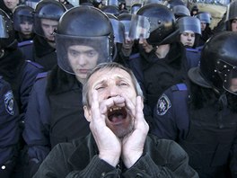 NEKLID V DONCKU. Proruský demonstrant vyvolává slogany pi protestech ve...