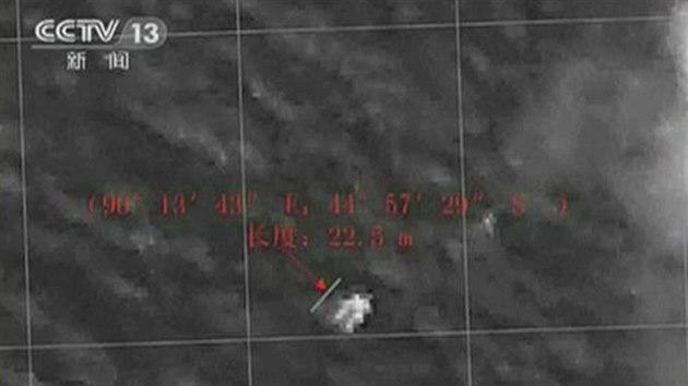 Objekt, který v Indickém oceánu obejvily čínské satelity. Jsou to trosky ztraceného letadla? (22. března 2014)