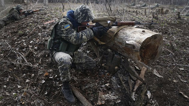 Cvien ukrajinskch pohranink u hranic s Ruskem (20. bezna 2014)
