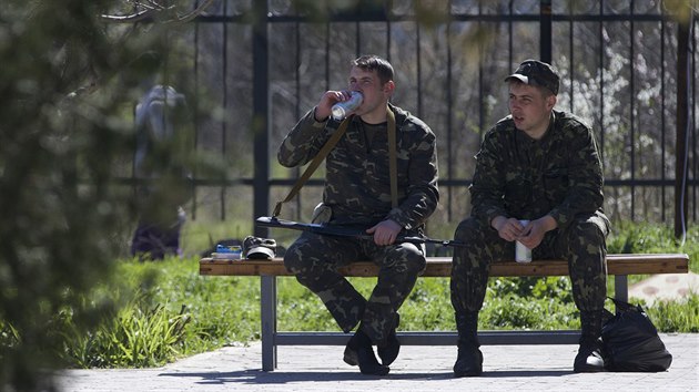Ukrajint vojci ped zkladnou Belbek na Krymu (20. bezna 2014)