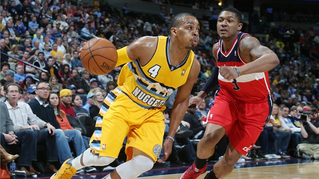 Randy Foye (vlevo) z Denveru prohn Bradleyho Beala z Washingtonu.