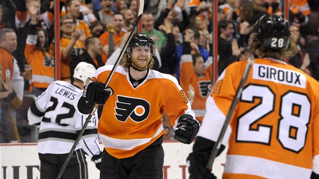 Jakub Vorek z Philadelphie m dvod k smvu - prv vstelil branku do st Los Angeles. S gratulac pijd  Claude Giroux .