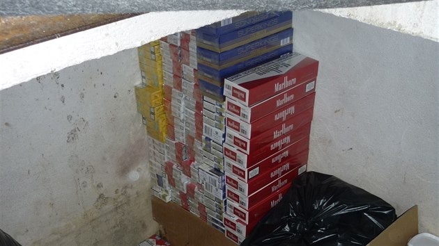 Celkem celníci ve večerce objevili 3 260 nekolkovaných krabiček, sto kusovek a bezmála 22 kilo tabákových směsí.