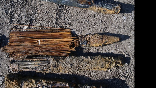 Archeologov spolen s pyrotechniky odkrvaj na pedpol lomu Blina jedno z postaven nmeckho protiletadlovho dlostelectva. Dostvaj se k zkladm kann i tk munici, kter je stle aktivn. (24. 3. 2014)